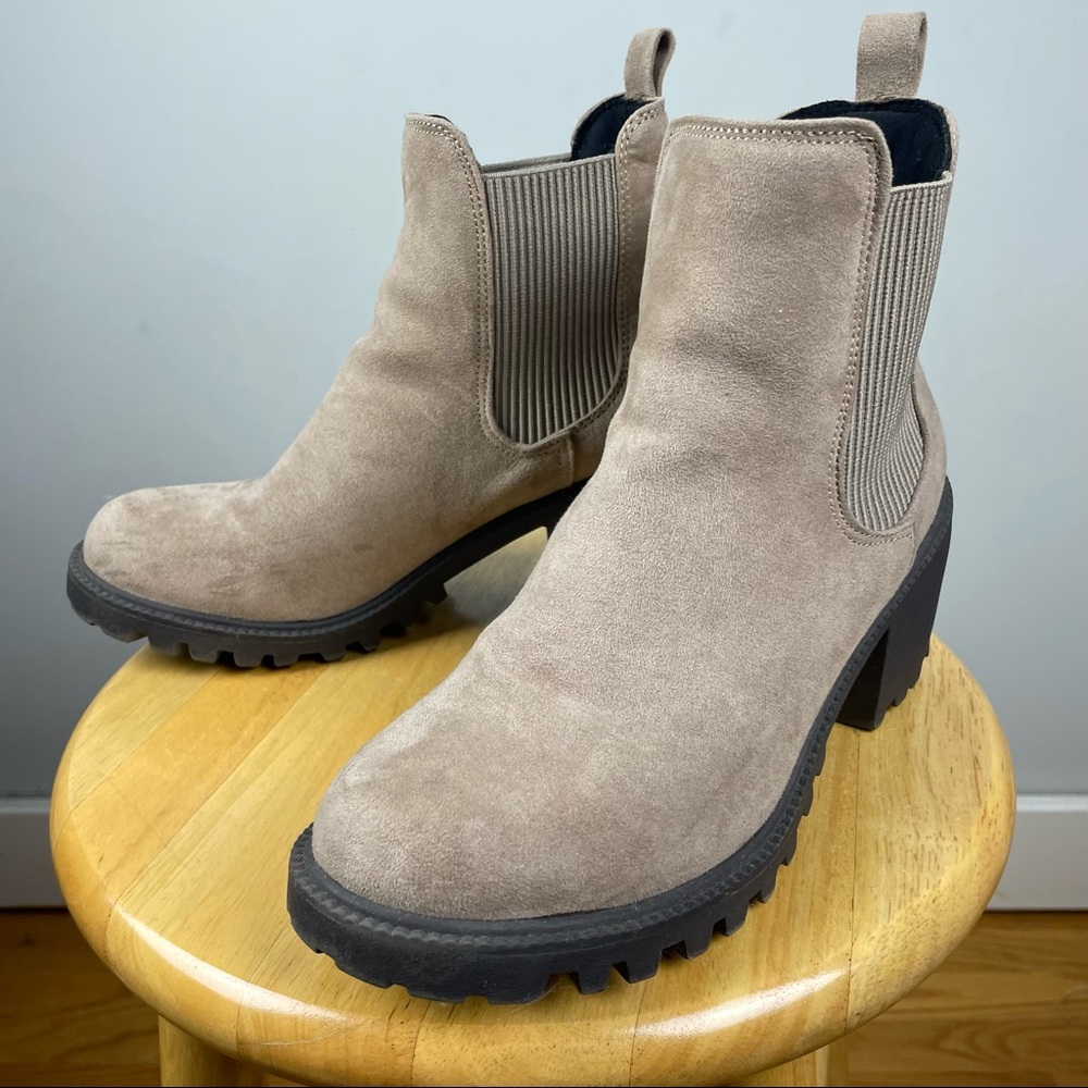 Etc. Light Tan/Buff Faux Suede Ankle Chelsea Boot w/Chunky Heel Size 9